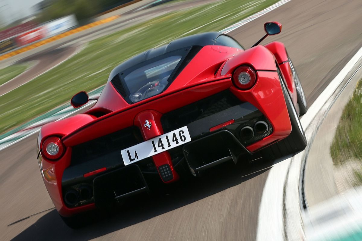 Ferrari LaFerrari · Red — image 3