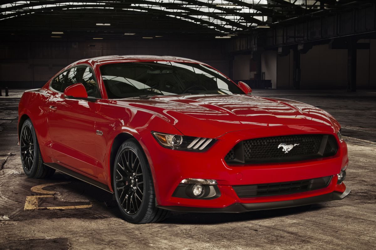 Ford Mustang Fastback · Kırmızı — görsel 5
