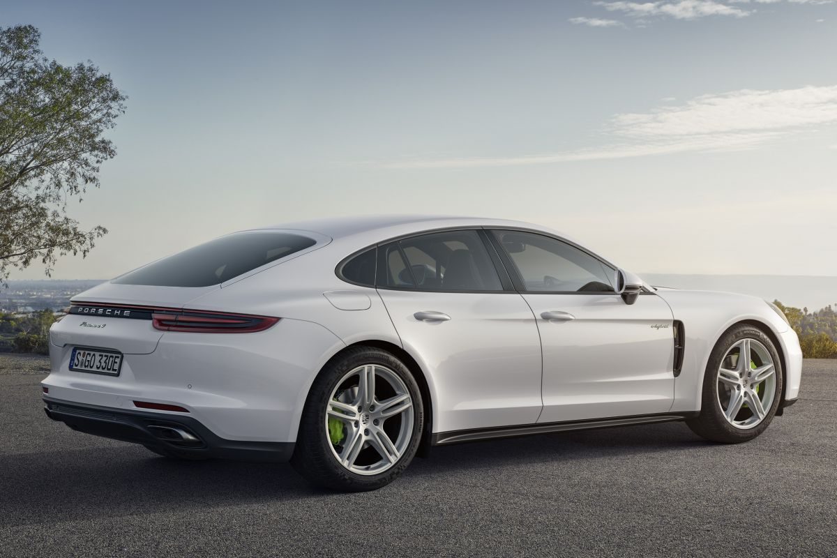 Porsche Panamera · White — image 2