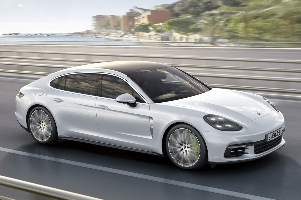 Porsche Panamera · White — image 3
