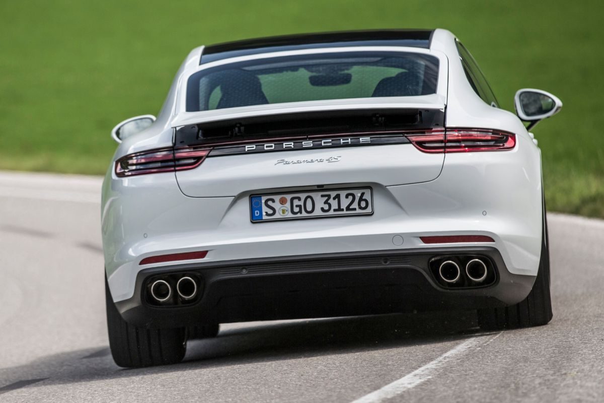 Porsche Panamera · White — image 5